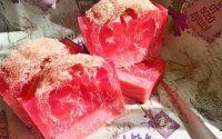 Розовое мыло из основы с люфой